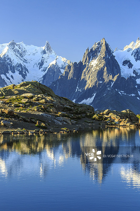 勃朗峰(Mont Blanc)和丹特·杜金特(Dent Du Geant)反映在法国的拉克·勃朗峰(Lac Blanc)图片素材