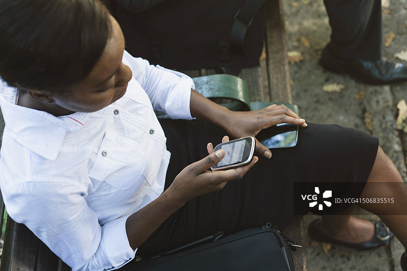 南非开普敦，一位非洲女商人正在使用手机图片素材
