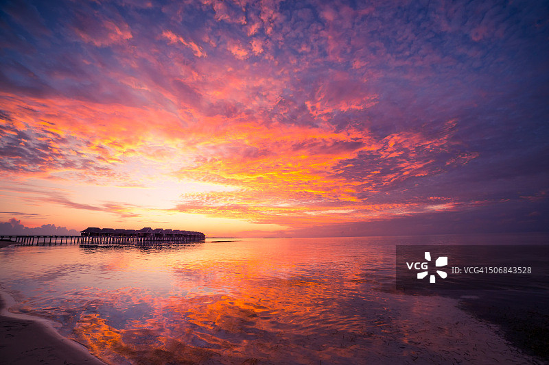 马尔代夫海滩上美丽的日落图片素材