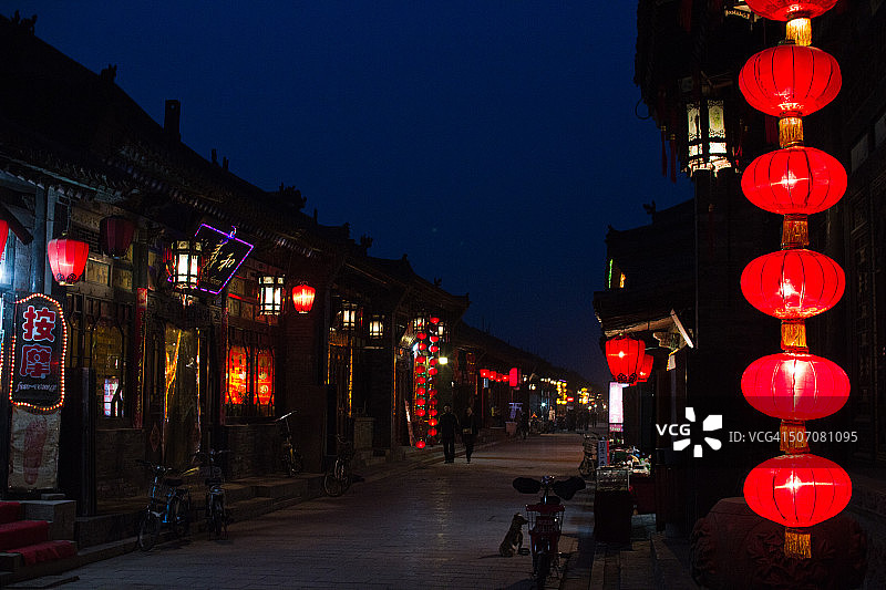 晚上的大街被中国灯笼照亮图片素材