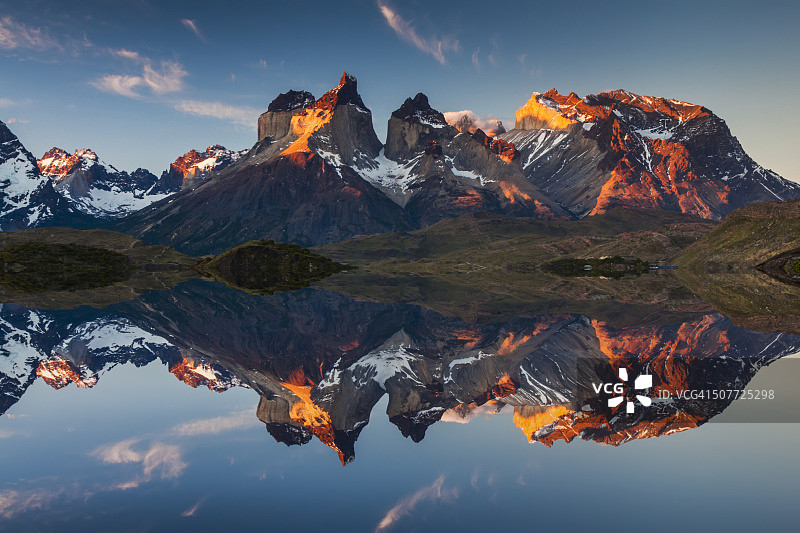 智利Torres del Paine的多彩日落图片素材