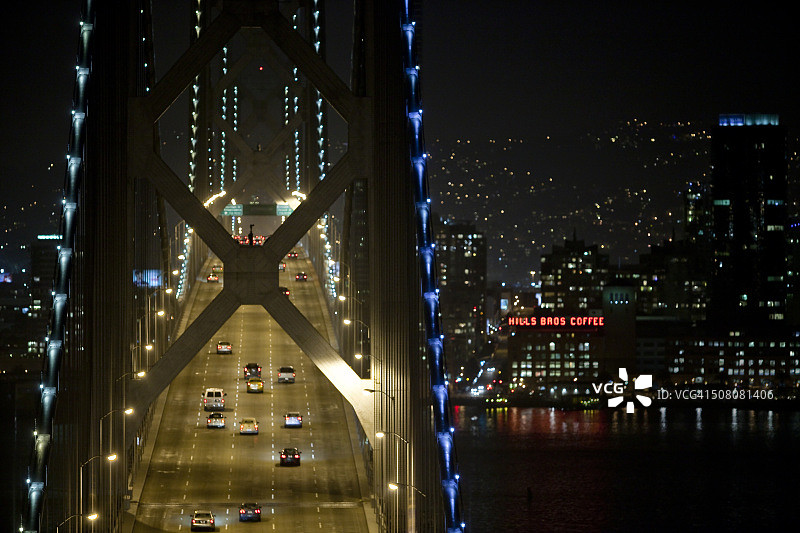 俯瞰旧金山海湾大桥的顶层甲板图片素材