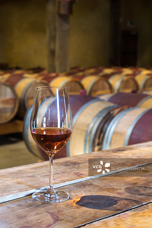 新西兰酒窖里的一杯玫瑰葡萄酒图片素材