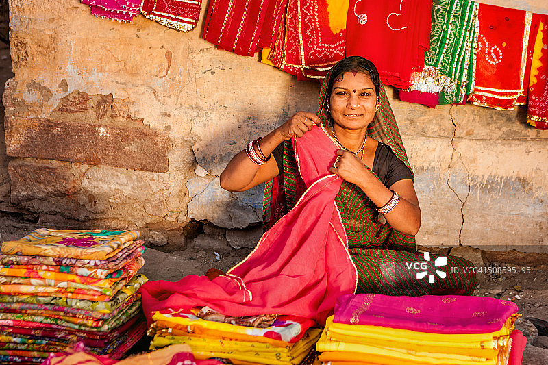 印度妇女在市场上出售色彩鲜艳的织物图片素材