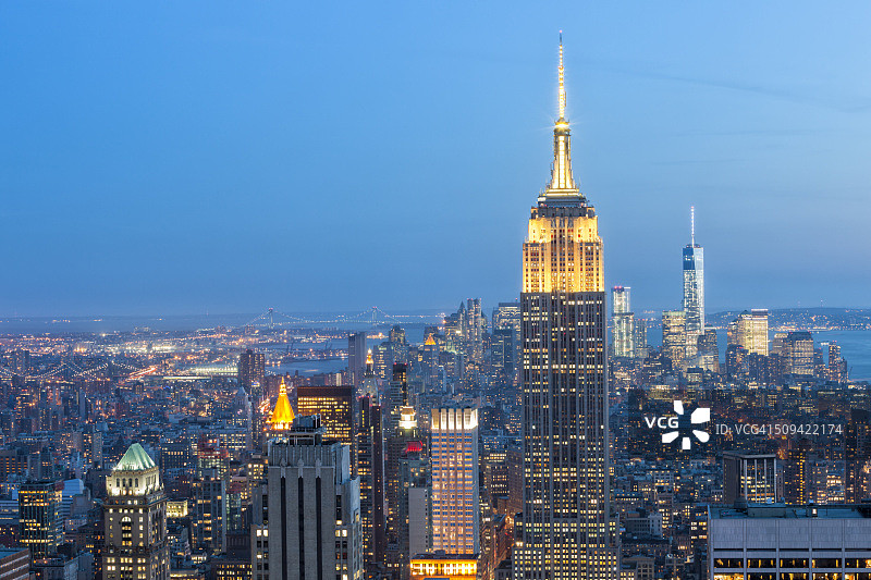 暮色中的曼哈顿摩天大楼图片素材