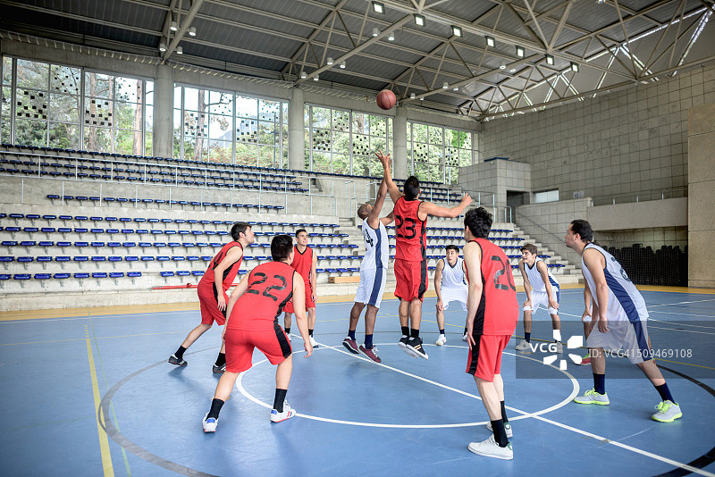 一群男人在打篮球图片素材
