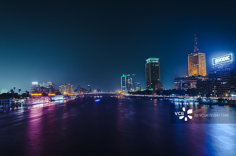 夜晚，尼罗河边的开罗天际线图片素材
