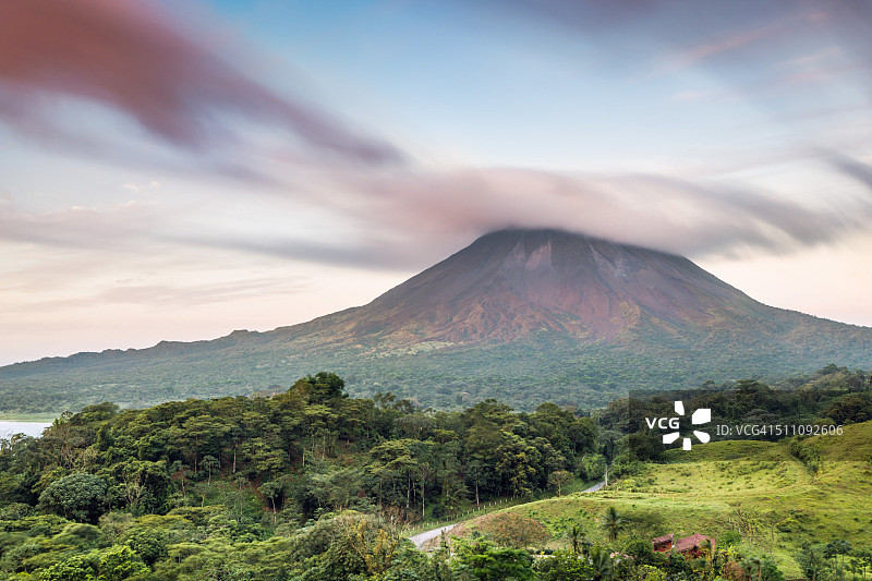 哥斯达黎加，阿里纳斯火山日落时的壮观景色图片素材