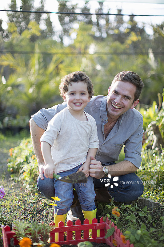 中年男子和儿子的肖像在分配园艺图片素材