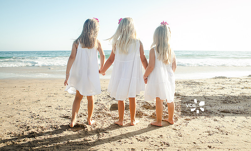 沙滩上的三个女孩图片素材