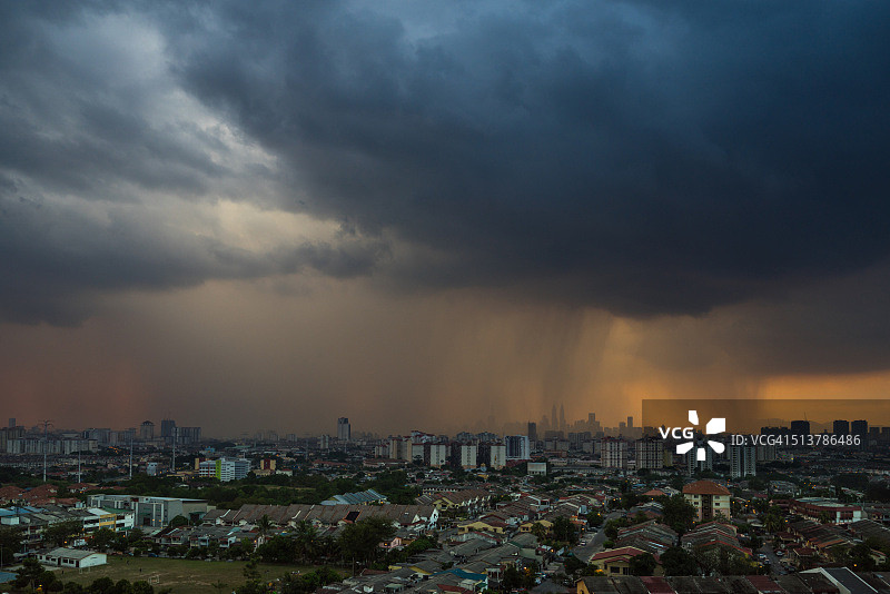 吉隆坡市中心风雨交加的日落图片素材