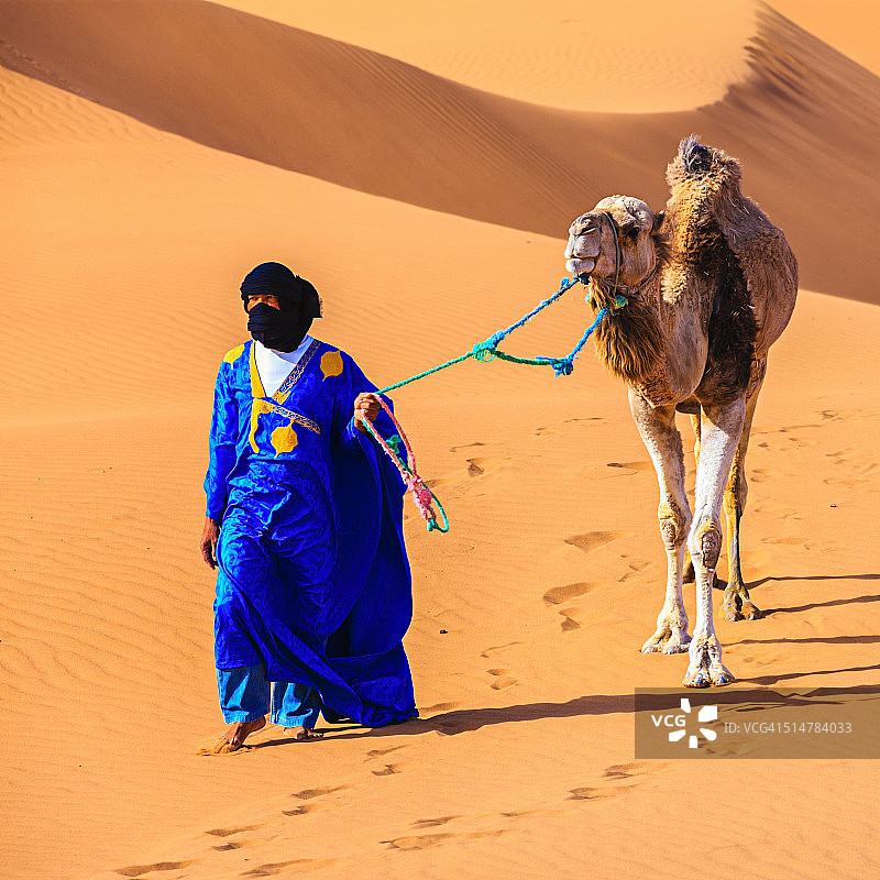 图阿雷格人和骆驼在西撒哈拉沙漠图片素材