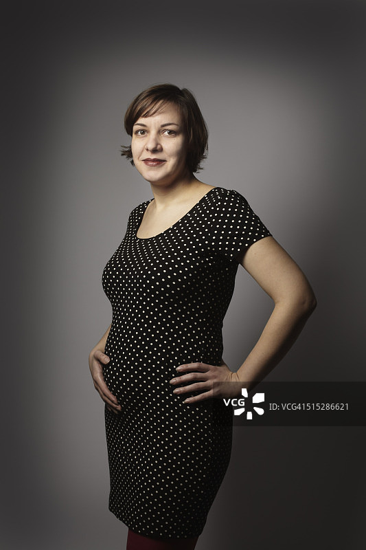 一个怀孕4个月的女人的肖像图片素材