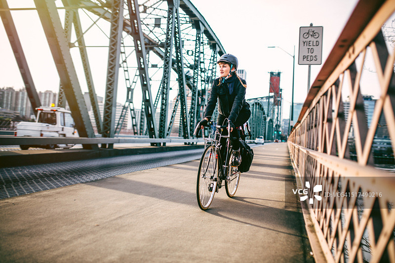 俄勒冈州波特兰的自行车通勤者图片素材