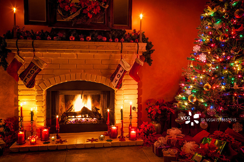 圣诞树下有壁炉和礼物的圣诞客厅(P)图片素材