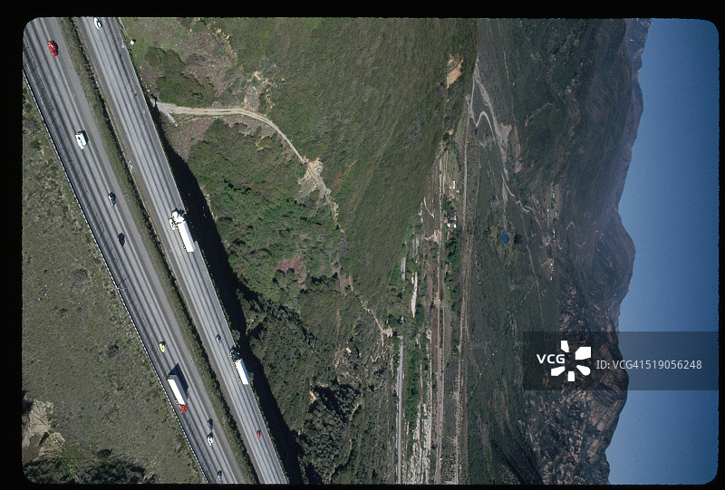 地震断层上的高速公路图片素材
