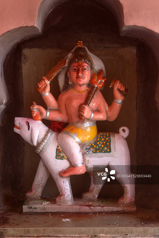 印度马哈拉施特拉邦浦那的南迪卡帕迪克什瓦神庙，湿婆神的神像骑在公牛上图片素材