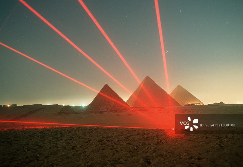 金字塔和激光图片素材