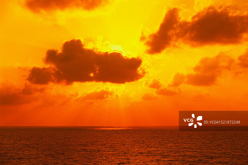 墨西哥湾上空的橙色和黄色天空图片素材