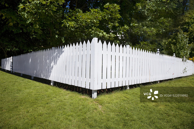 草坪上的白色尖桩篱笆图片素材