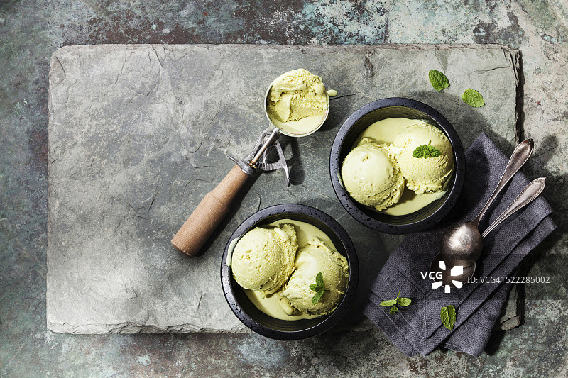 绿茶冰淇淋与薄荷叶和勺子冰淇淋上图片素材