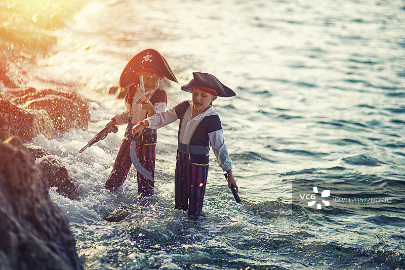 小海盗在海里玩耍图片素材
