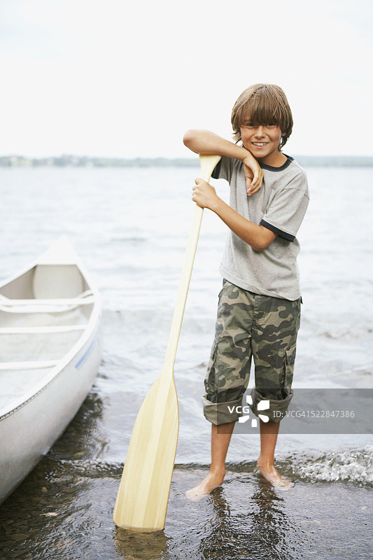 拿着桨的男孩图片素材