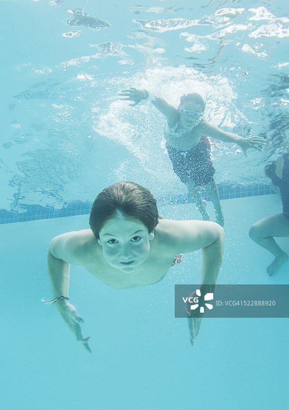 孩子(8-9岁)在水下游泳图片素材