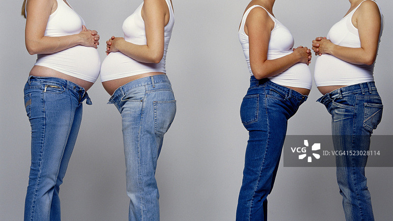 四个穿不下牛仔裤的孕妇图片素材