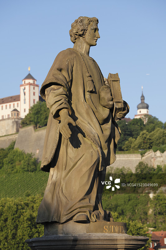 圣托南雕像，阿尔特Mainbruecke桥，维尔茨堡，下弗朗科尼亚，弗朗科尼亚，巴伐利亚，德国，欧洲，公共场地图片素材