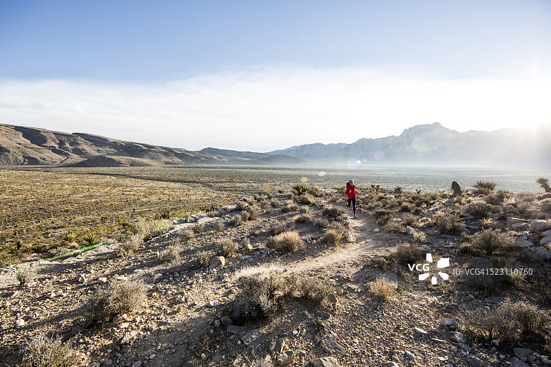 在沙漠中跑步的女人，拉斯维加斯，内华达州，美国图片素材