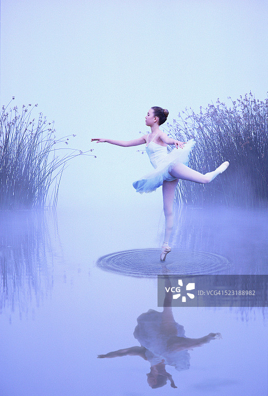 水上芭蕾舞演员图片素材