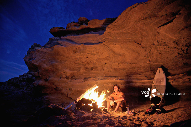 水上滑水者坐在篝火前图片素材