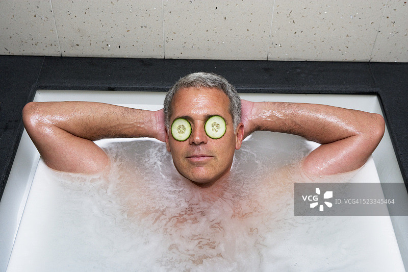 一个眼睛上有黄瓜的男人正在洗澡图片素材