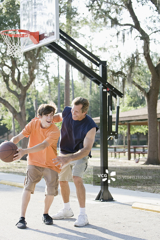 爸爸和儿子在打篮球图片素材