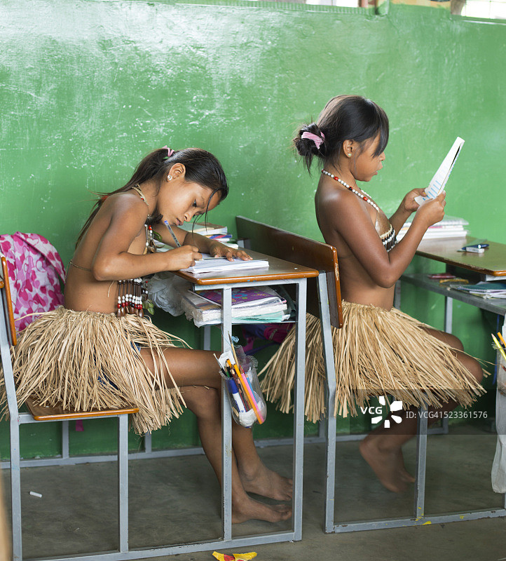 厄瓜多尔亚马逊河流域教室里的女孩(8-9岁图片素材