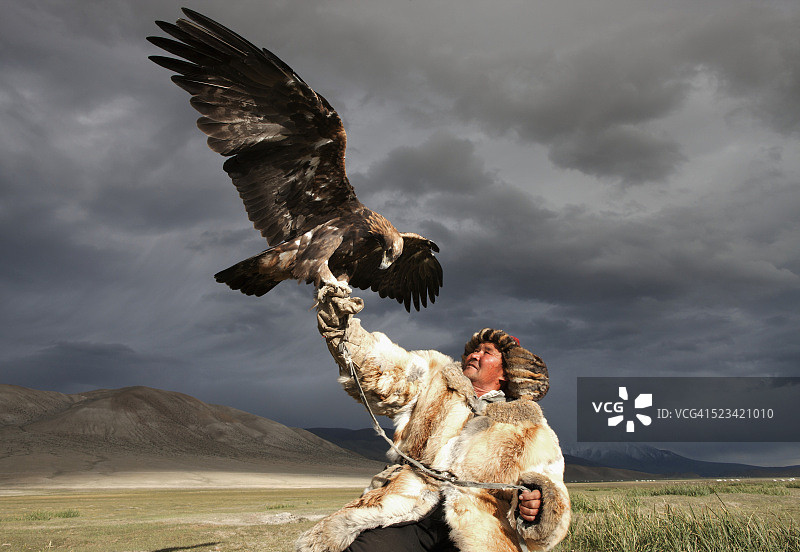 哈萨克族鹰猎人图片素材