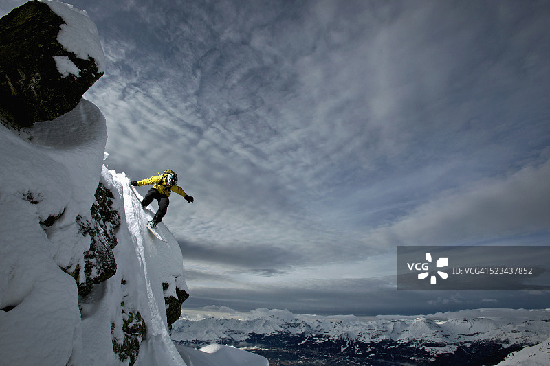 年轻的滑雪运动员从瓦里瑟阿尔卑斯山脚的悬崖上跳下来图片素材