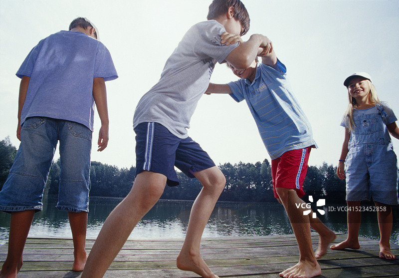 男孩们在湖边打闹图片素材