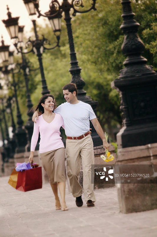 带着购物袋散步的幸福夫妇图片素材
