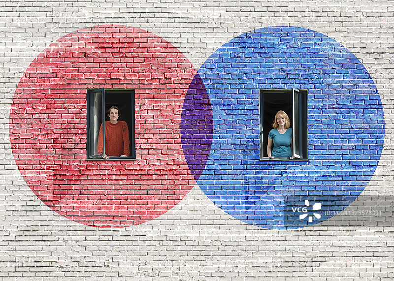 红色和蓝色的圆圈围绕窗户(2人)图片素材