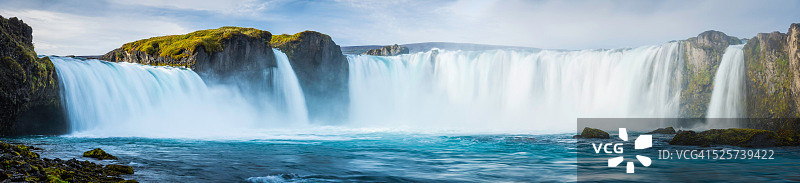 雷鸣般的瀑布倾泻到冰岛的蓝山河流全景图片素材