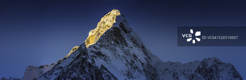金色的曙光映在田园诗般的雪峰上，喜马拉雅山全景尽收眼底图片素材