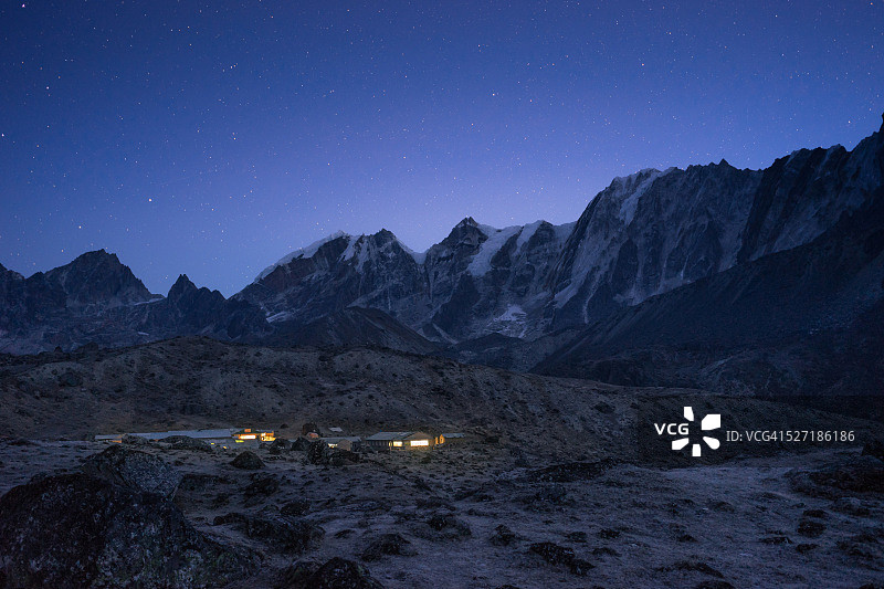 宗拉村在夜间，珠穆朗玛峰地区图片素材
