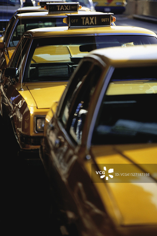 黄色的出租车排着队图片素材