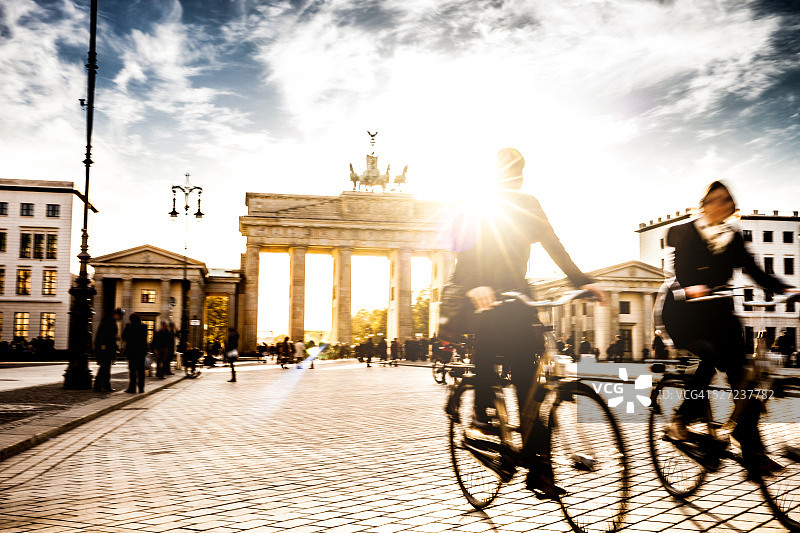柏林——在勃兰登堡门骑车的人们图片素材