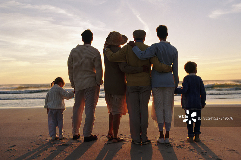 日落时分一家人在海滩上图片素材