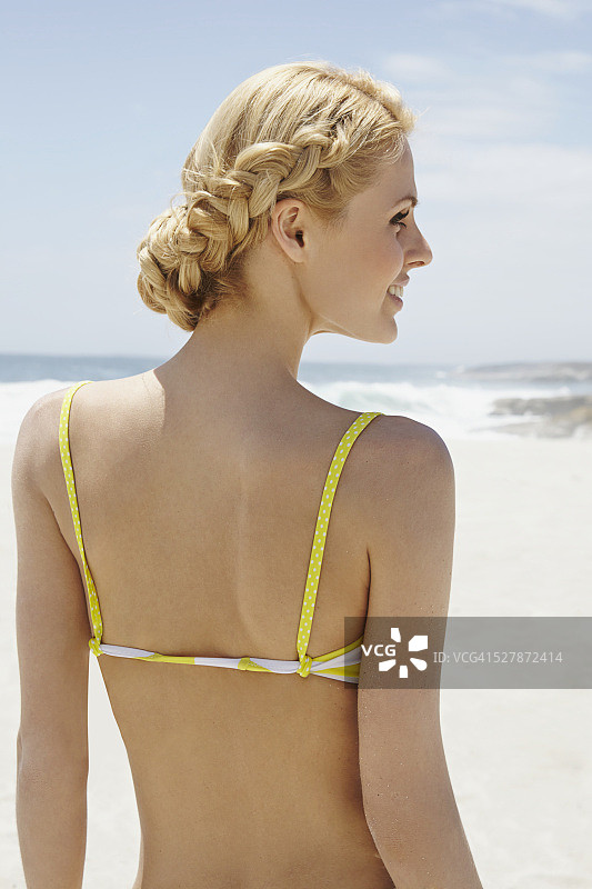 在海滩上穿着比基尼的梳着辫子的女人图片素材