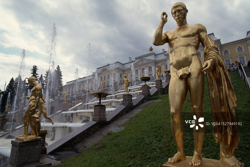 雕像旁边的大瀑布喷泉在Petrodvorets，俄罗斯图片素材