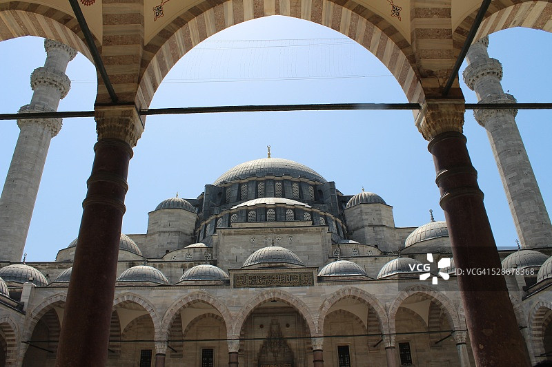 通往伊斯坦布尔苏莱曼尼耶清真寺的大门图片素材